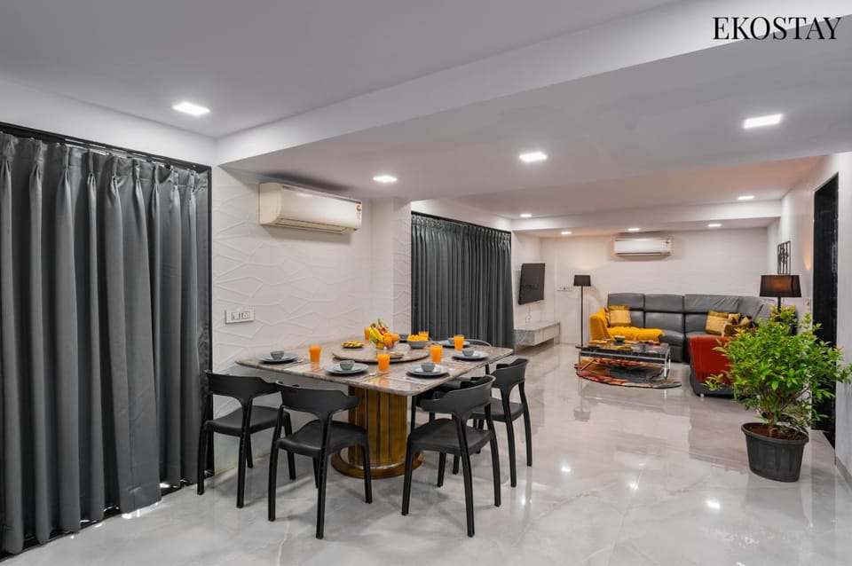 Kitchen or kitchenette, Living room, Food and drinks, Seating area, Dining area, Food, air conditioner
