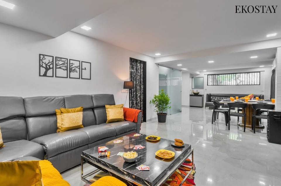 Living room, Food and drinks, Seating area, Dining area, Food