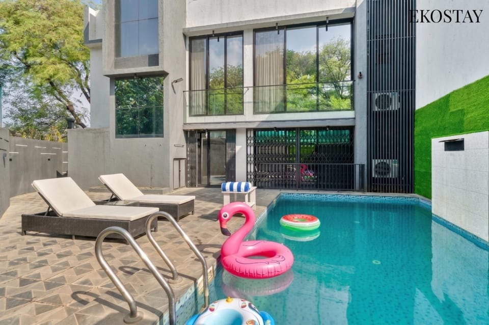 Day, Pool view, Swimming pool, sunbed