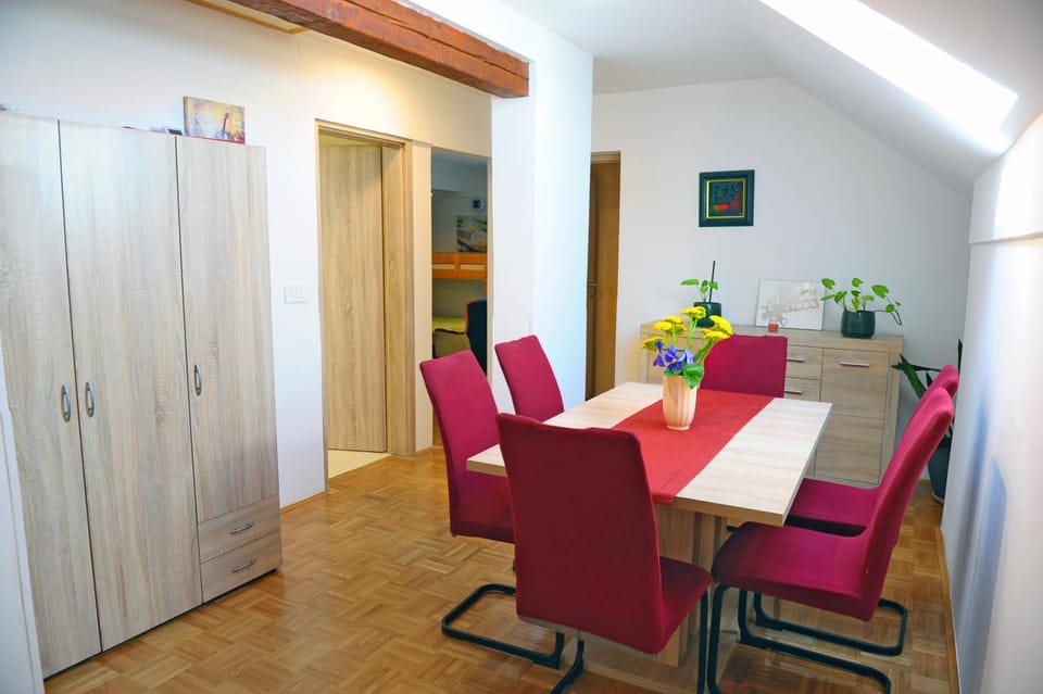 Seating area, Dining area