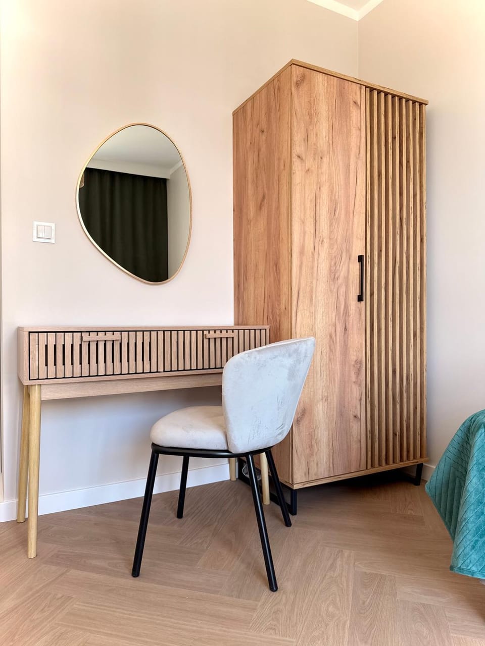 Photo of the whole room, Bedroom, wardrobe