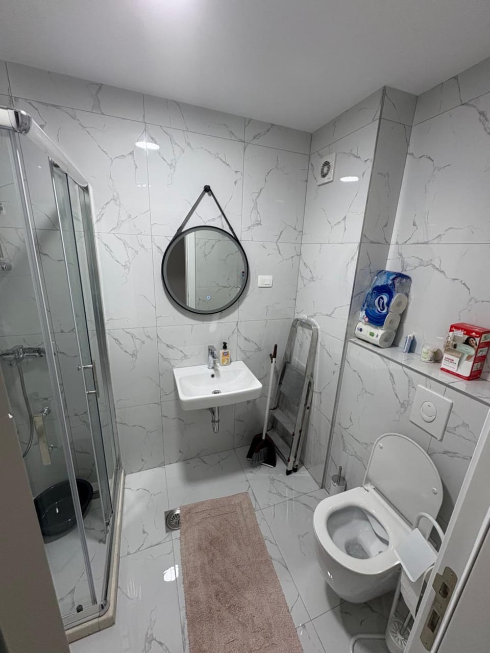 Shower, Toilet, Bathroom, bidet, towels