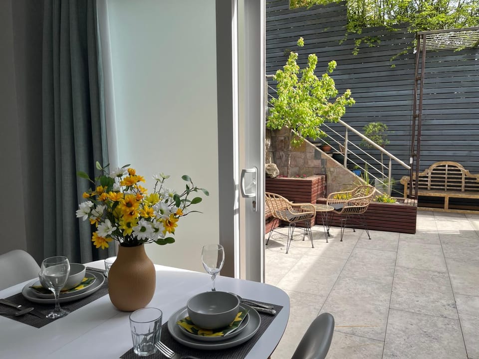 The Welcome Haven - Cozy Studio with Patio & Free Parking Vacation rental in Bromley
