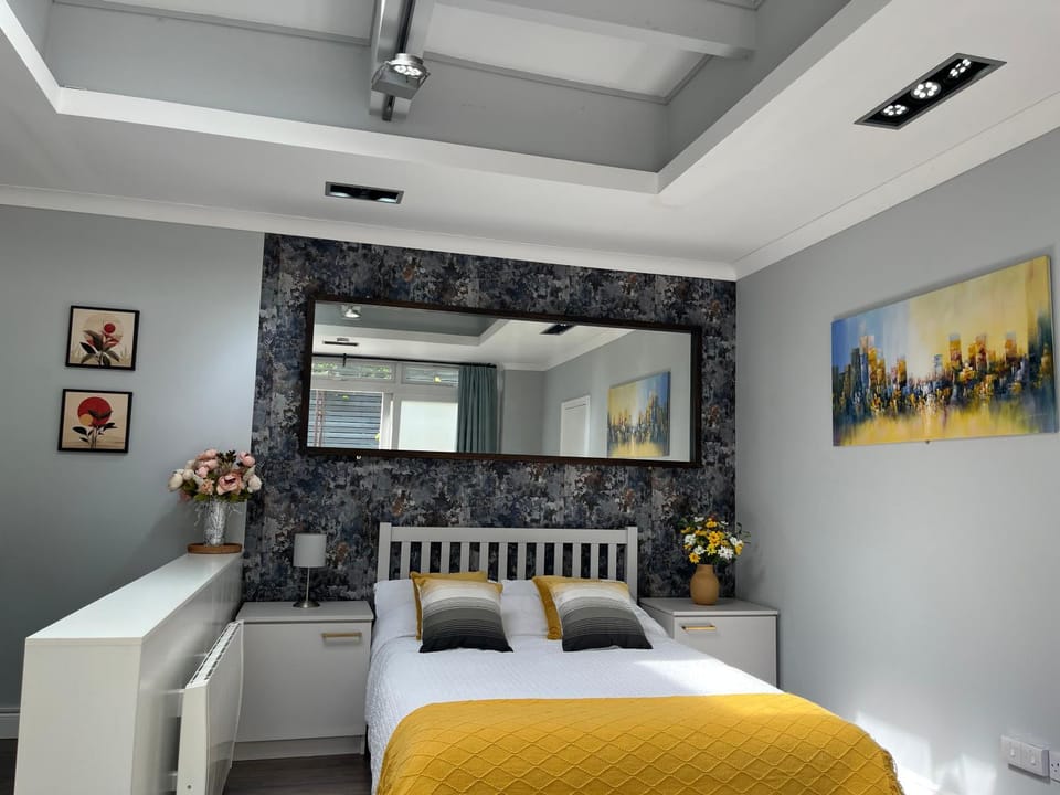 The Welcome Haven - Cozy Studio with Patio & Free Parking Vacation rental in Bromley