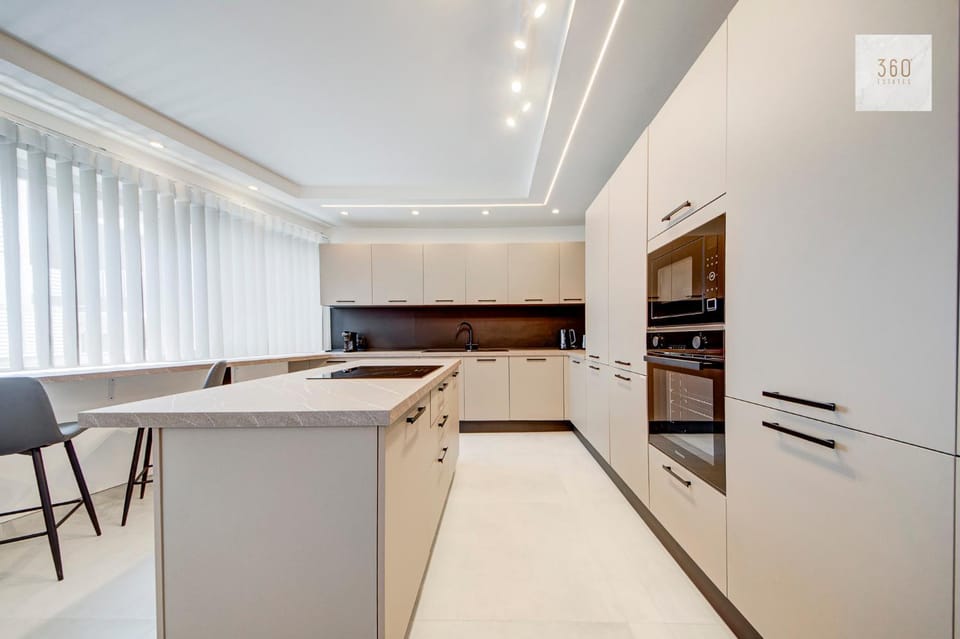 Kitchen or kitchenette, Dining area, dishwasher, minibar, oven, stove