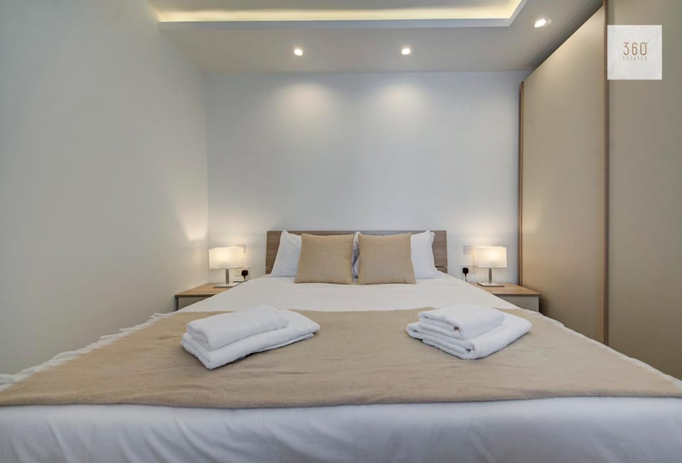 Bed, Photo of the whole room, Bedroom, towels