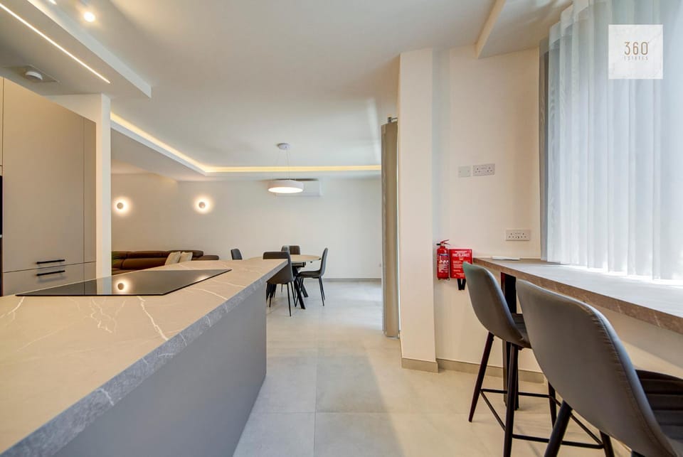 Kitchen or kitchenette, Living room, Seating area, Dining area