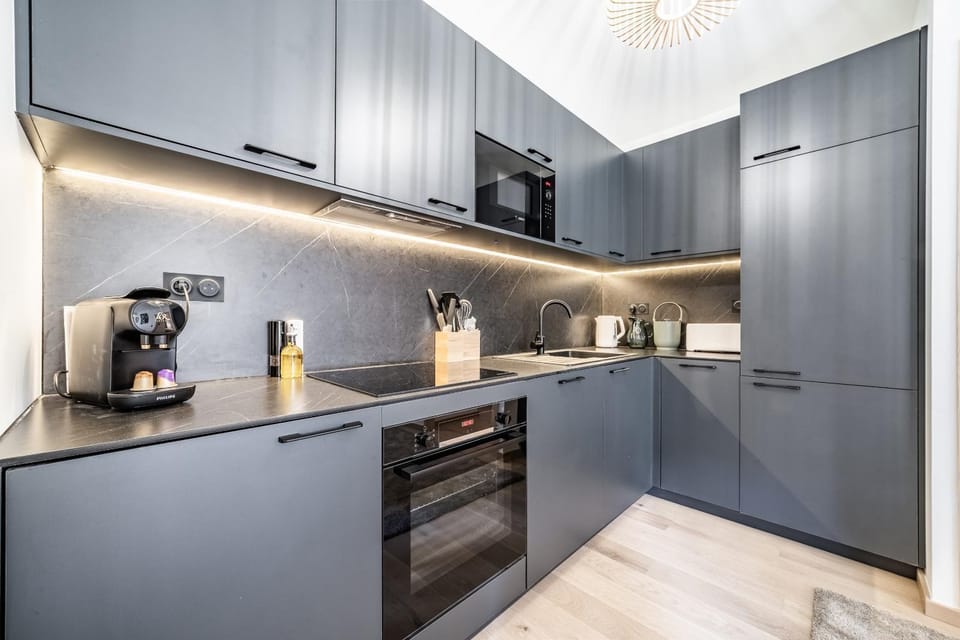 Coffee/tea facilities, dishwasher, oven, stove, toaster, kitchen
