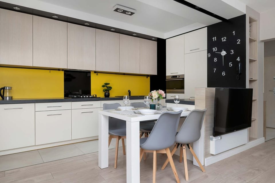 Kitchen or kitchenette, dishwasher, stove