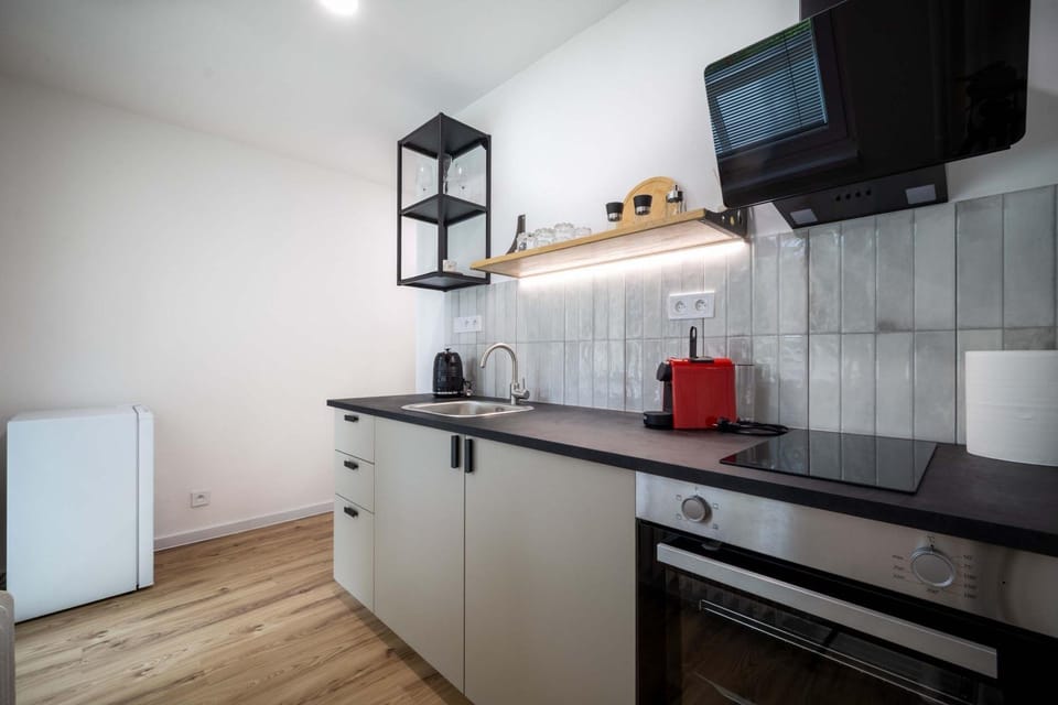 Coffee/tea facilities, Kitchen or kitchenette, oven, stove