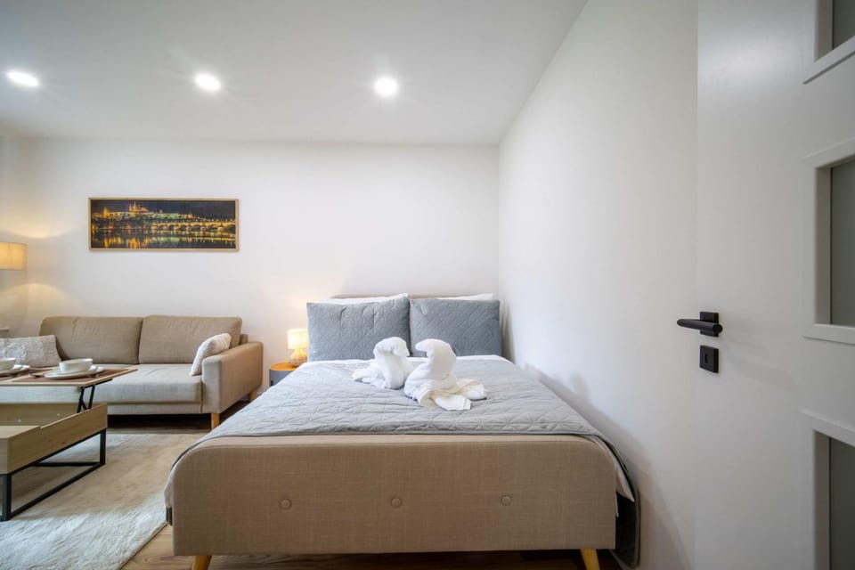 Bed, TV and multimedia, Living room, Photo of the whole room, Seating area, Bedroom, towels