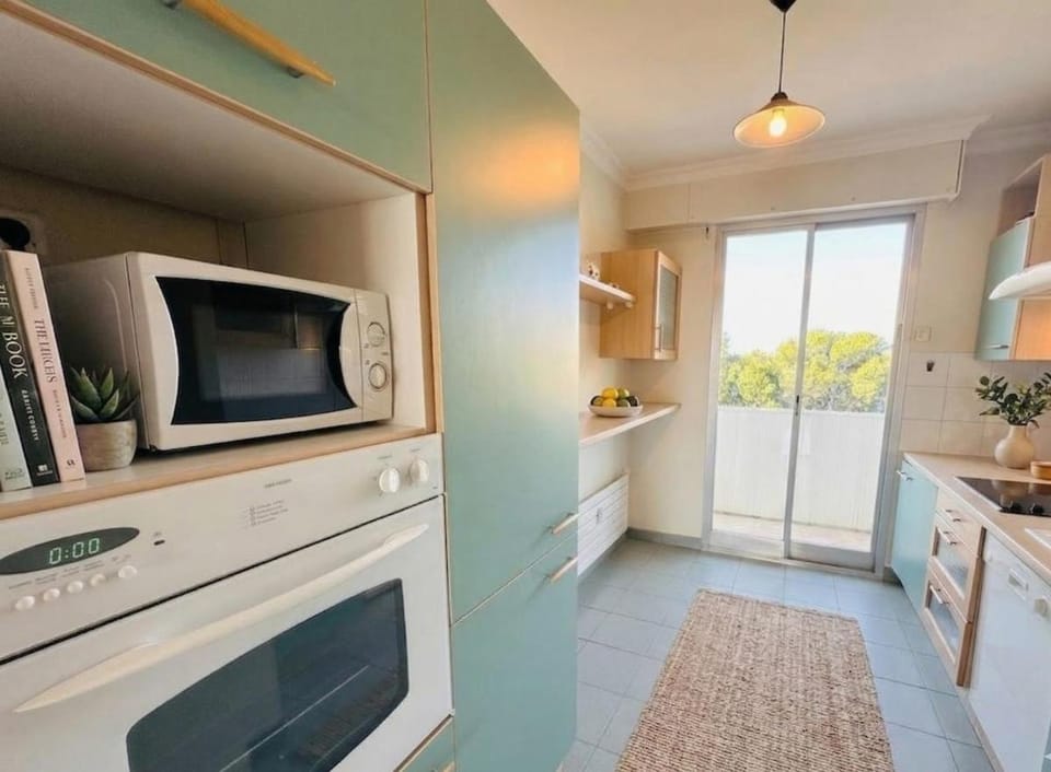 Ocean View Cannes 2-Bed Apt with Pool and Terrace Apartment in Cannes