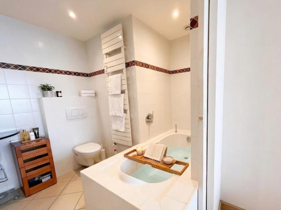 Ocean View Cannes 2-Bed Apt with Pool and Terrace Apartment in Cannes