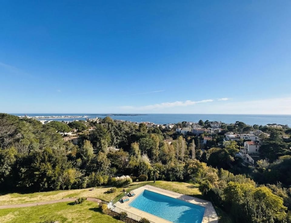Ocean View Cannes 2-Bed Apt with Pool and Terrace Apartment in Cannes