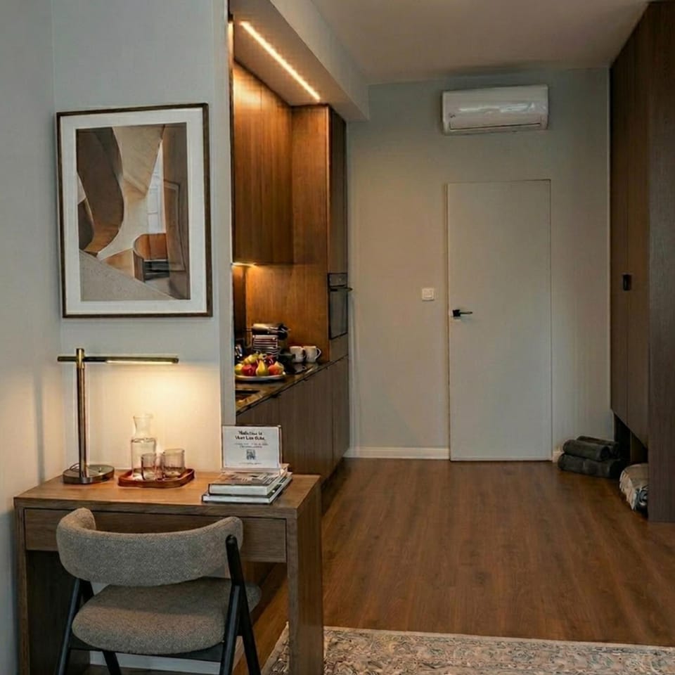 Kitchen or kitchenette, air conditioner