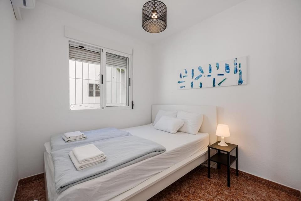Sunny 3-Bedroom House with Pool and Rooftop Terrace House in Torrevieja