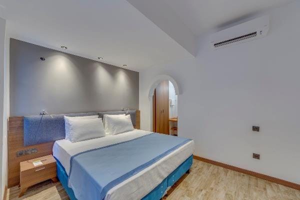 Bed, Photo of the whole room, Bedroom, air conditioner