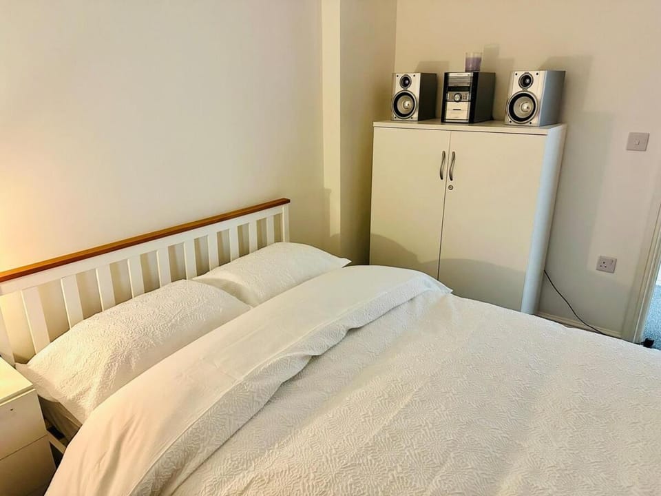 Sleek & New 2-Bed Flat in Central Mansfield Apartment in Mansfield