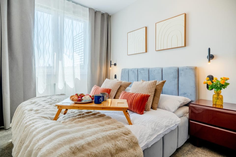 Bed, Photo of the whole room, Bedroom, Food