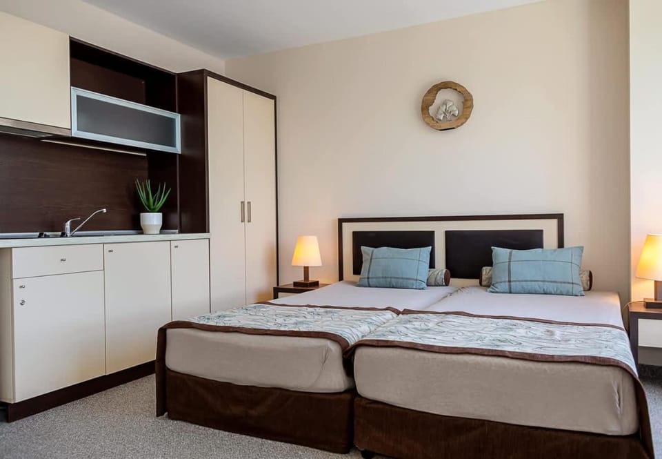 Kitchen or kitchenette, Bedroom
