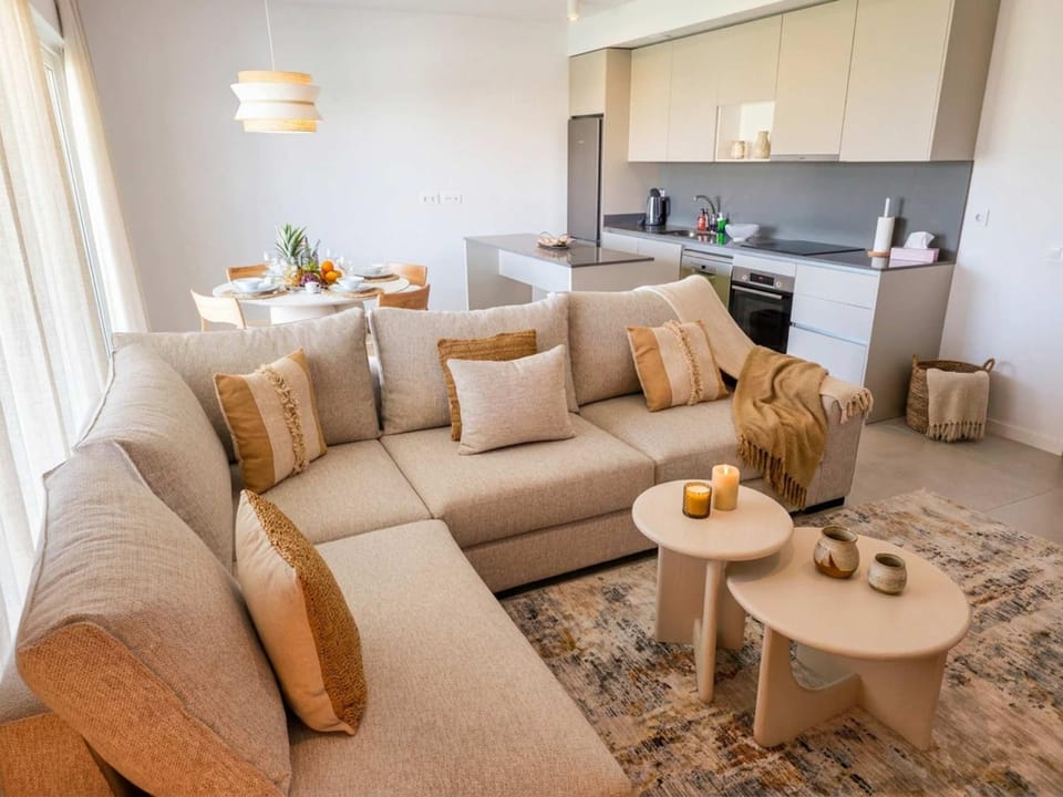 Kitchen or kitchenette, Living room, Seating area, Dining area