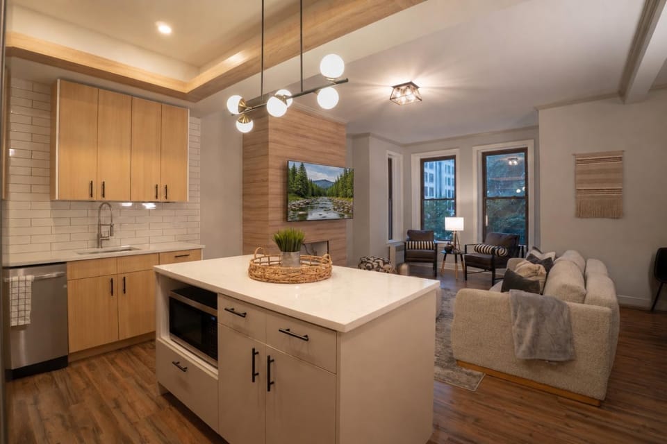Near Zoo & Beach • Reading Nook + Parking Apartment in Lincoln Park