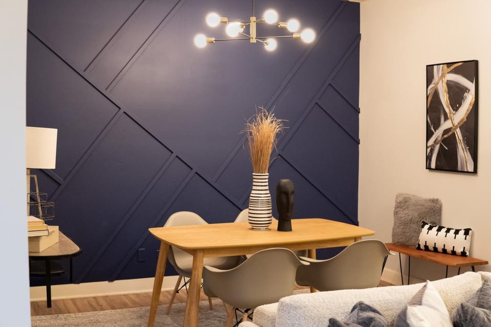 Near Zoo & Beach • Reading Nook + Parking Apartment in Lincoln Park