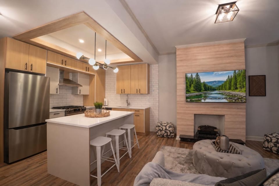 Near Zoo & Beach • Reading Nook + Parking Apartment in Lincoln Park