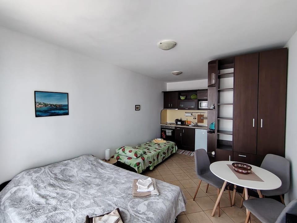 Photo of the whole room, Family, furniture, safe, towels, kitchen, air conditioner