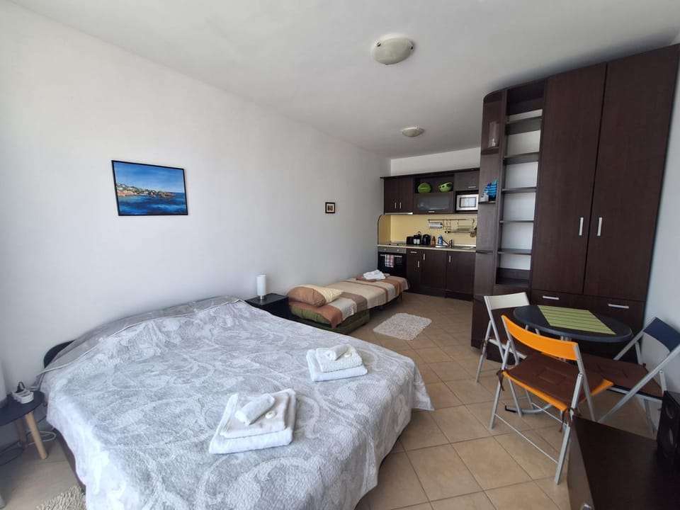 Bed, TV and multimedia, Kitchen or kitchenette, Living room, Photo of the whole room, Seating area, Bedroom, minibar, towels