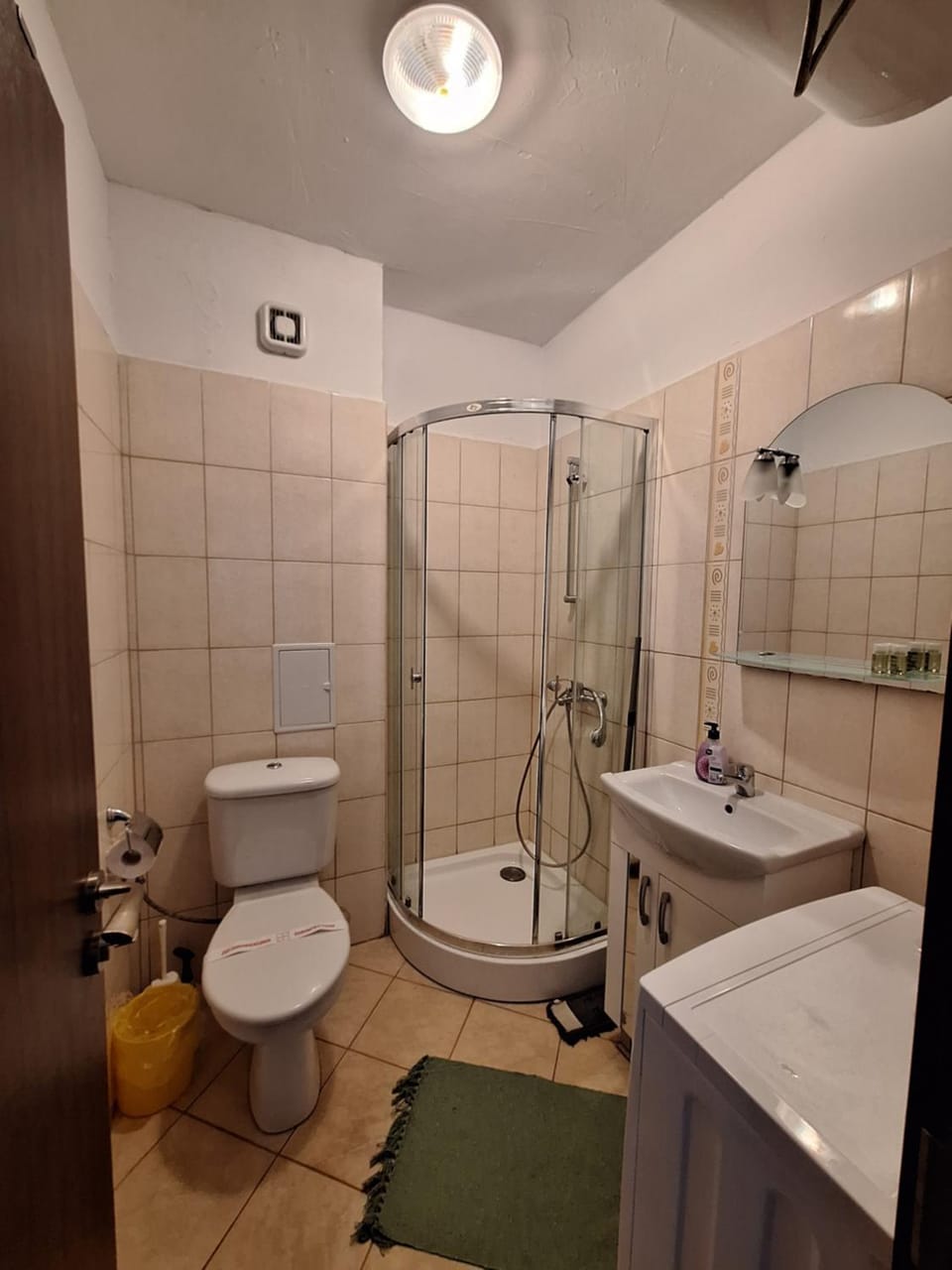 Shower, Toilet, Bathroom, towels, washing machine