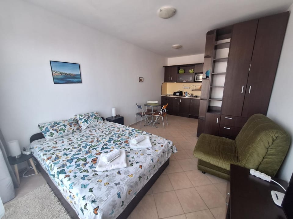 Bed, Kitchen or kitchenette, Living room, Photo of the whole room, Seating area, Bedroom, towels