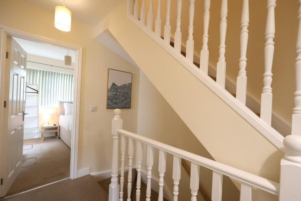 Cosy - Sleeps 9 - En-Suites - Driveway House in Wolverhampton