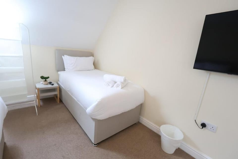 Bed, TV and multimedia, Bedroom