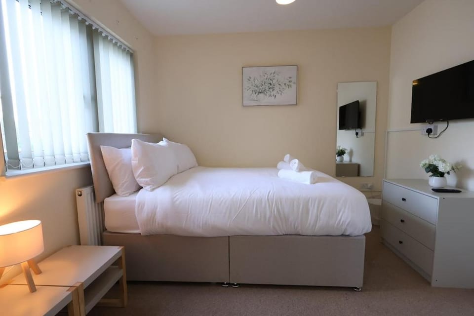 Bed, TV and multimedia, Bedroom