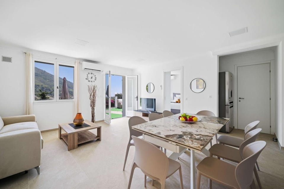 Beautiful renovated family apartment, Menton hills, 10' from city center Apartment in Menton