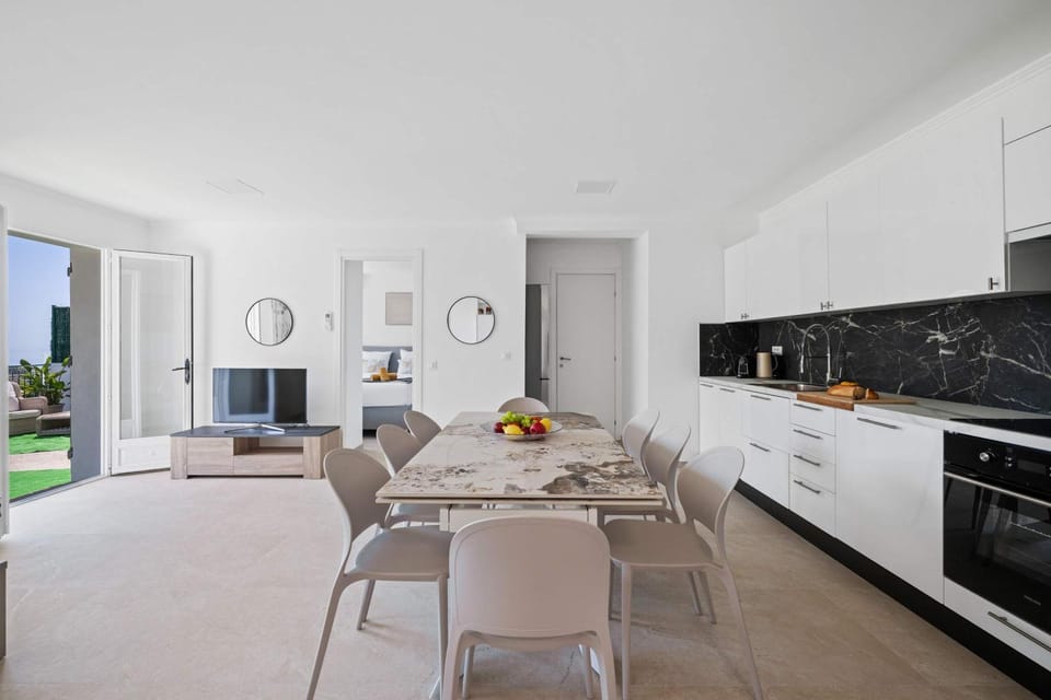 Beautiful renovated family apartment, Menton hills, 10' from city center Apartment in Menton