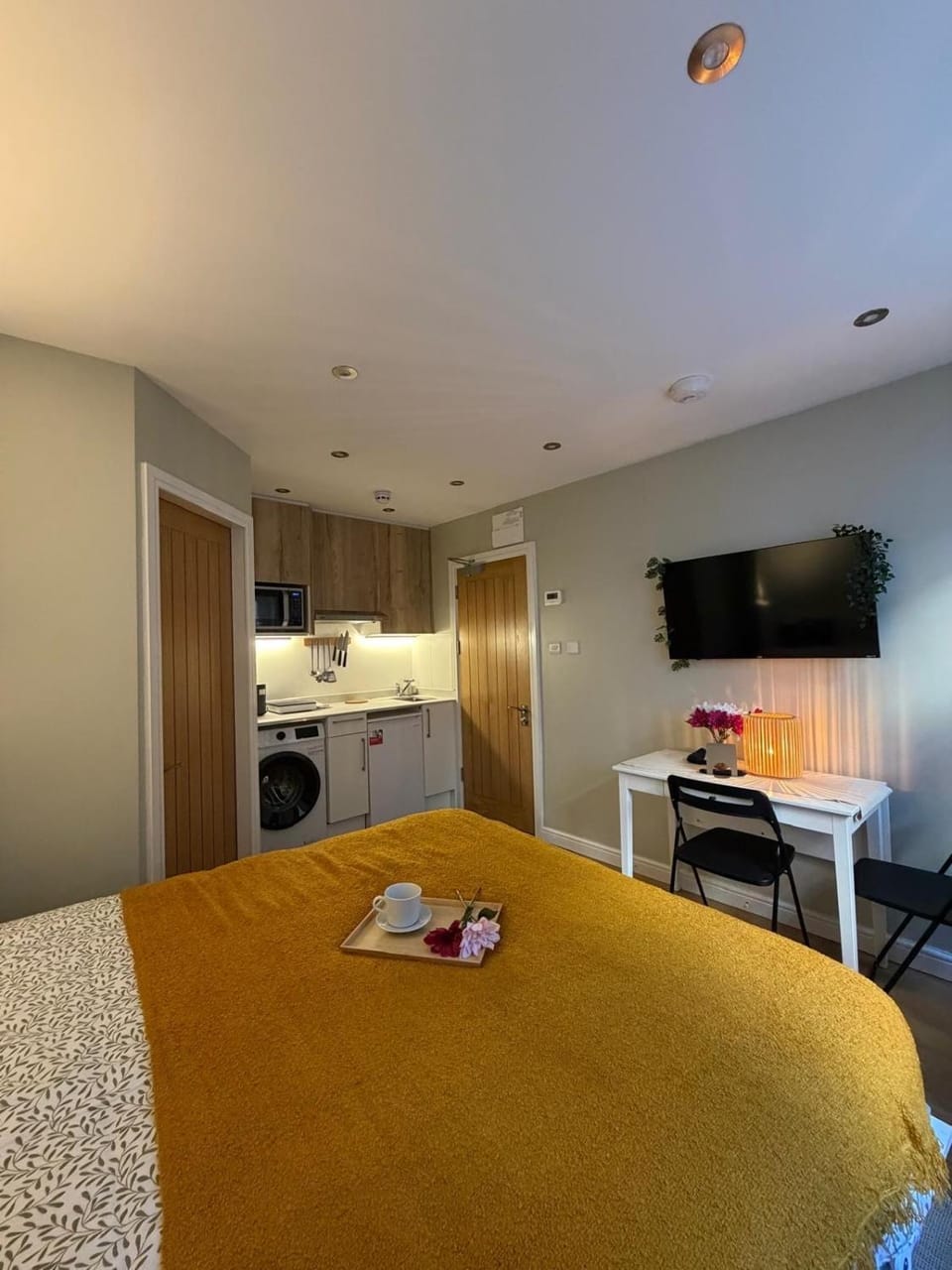 Bed, TV and multimedia, Kitchen or kitchenette, Dining area