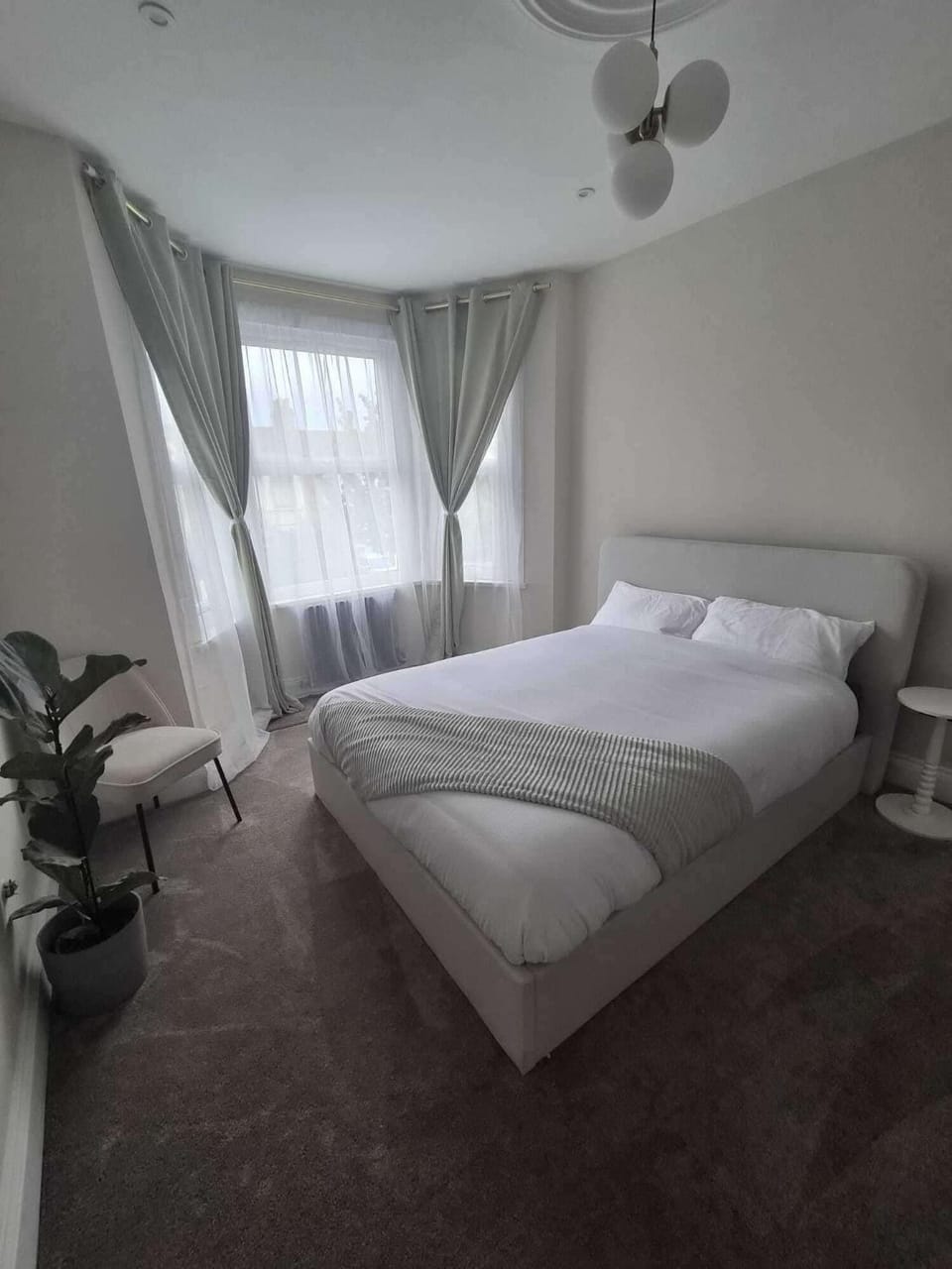 Bed, Photo of the whole room, Decorative detail, Seating area, Bedroom, furniture