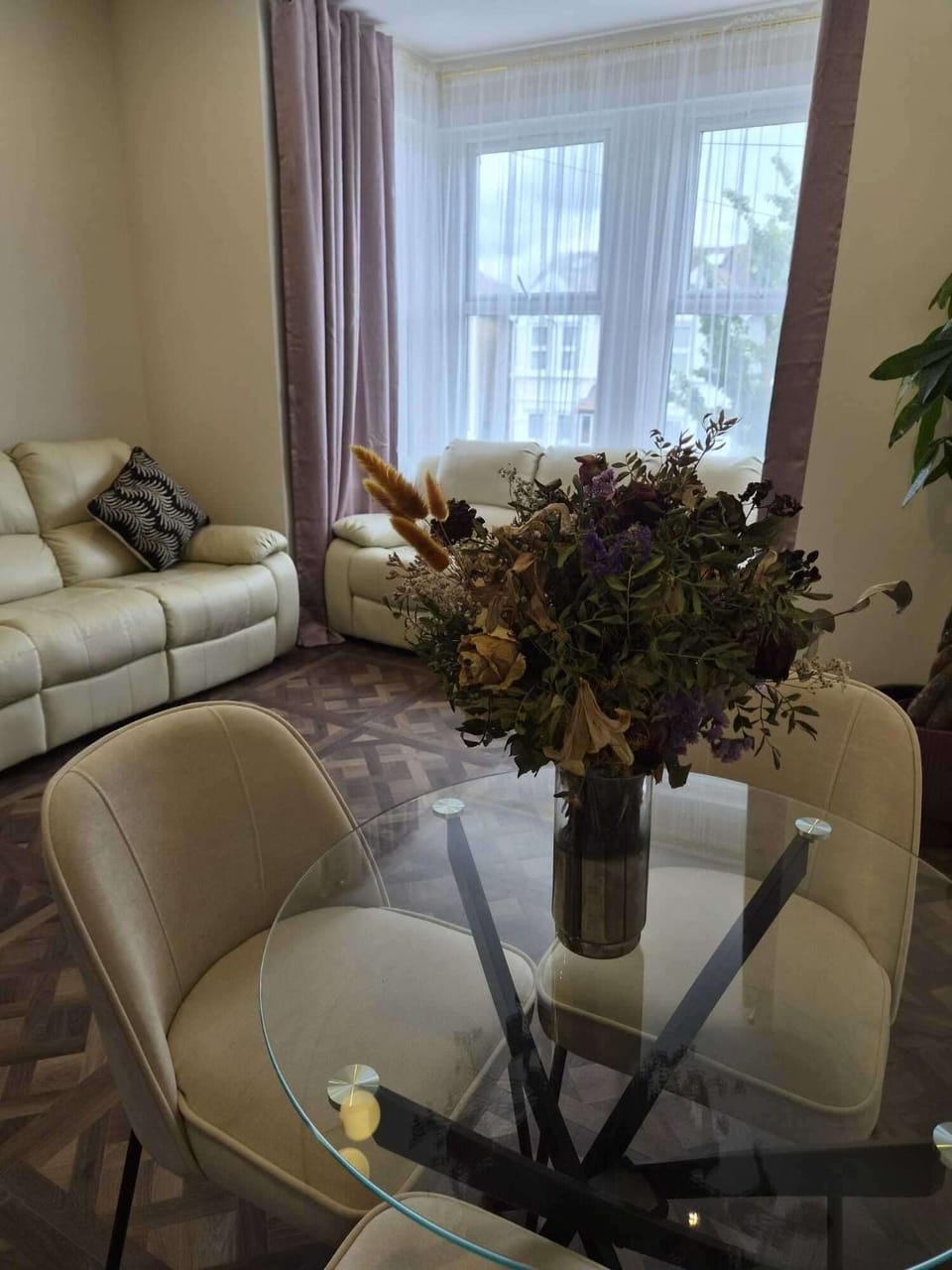 Living room, Decorative detail, Seating area, Dining area
