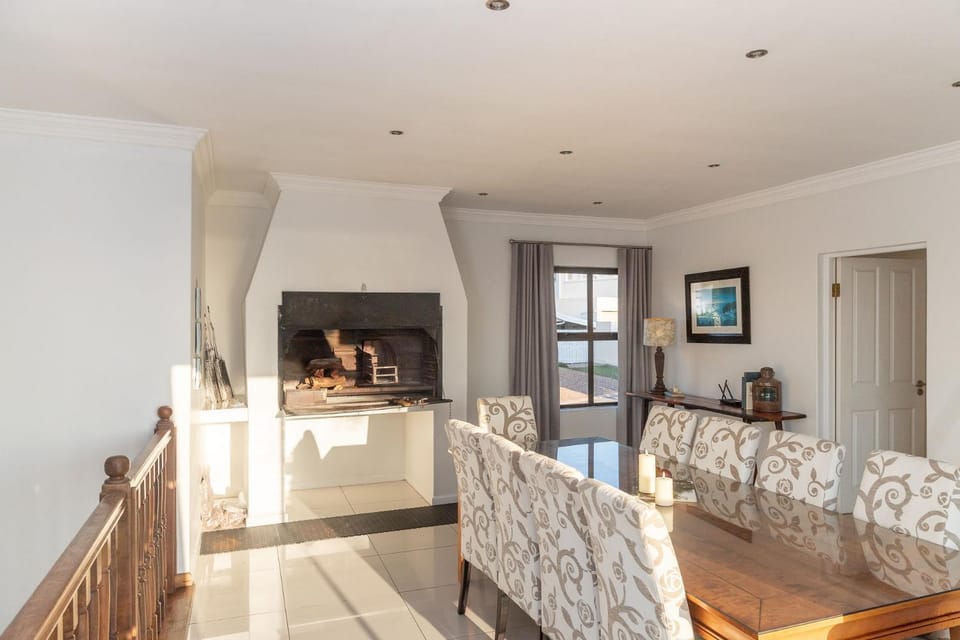 BBQ facilities, Seating area, Dining area, fireplace