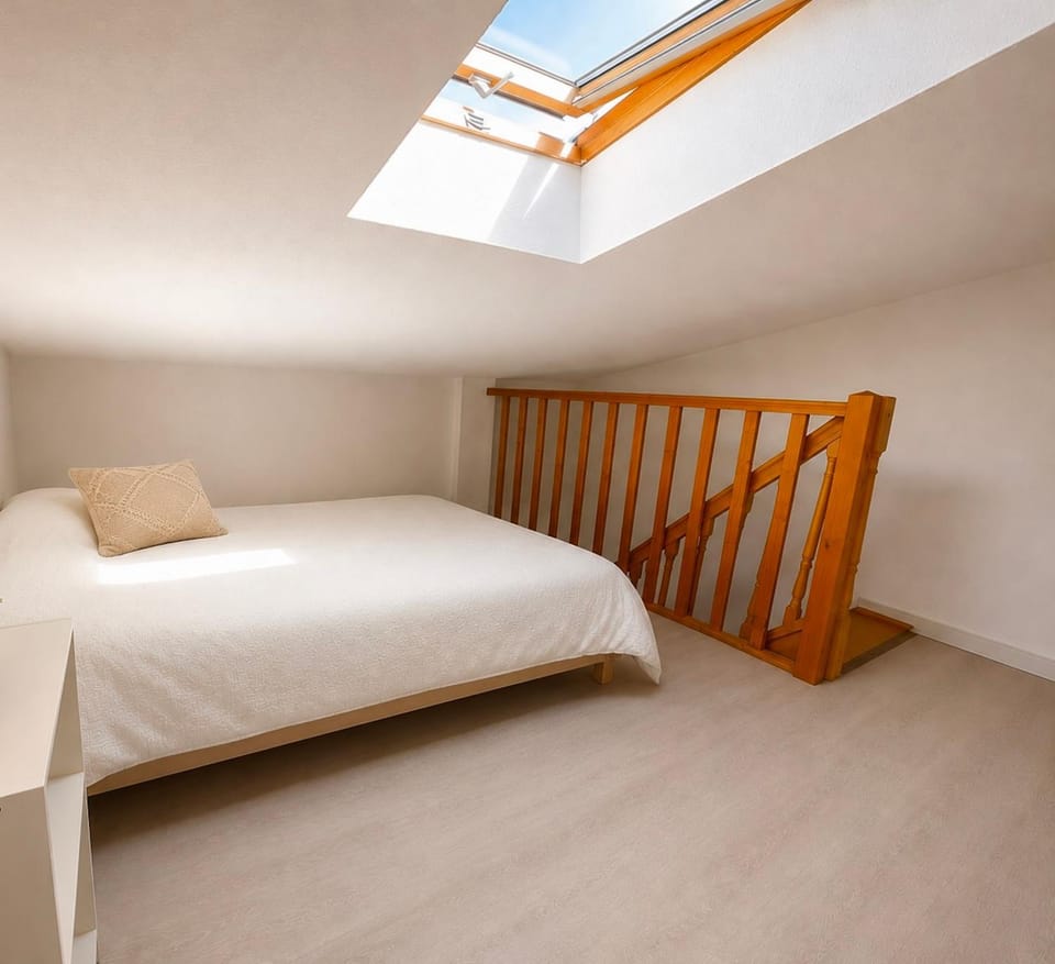 Photo of the whole room, Bedroom