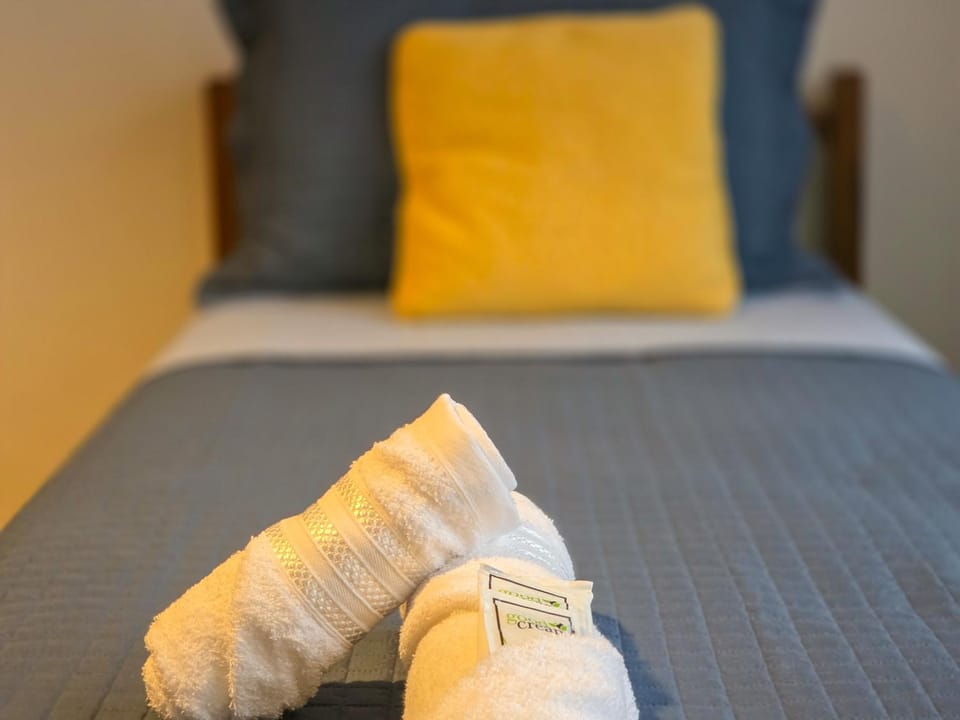 Bed, Bedroom, towels