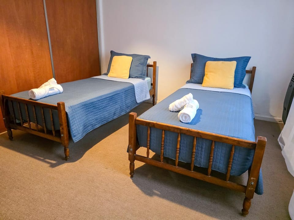 Bed, Bedroom, heating, towels