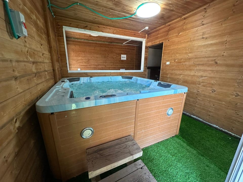 Hot Tub, Swimming pool