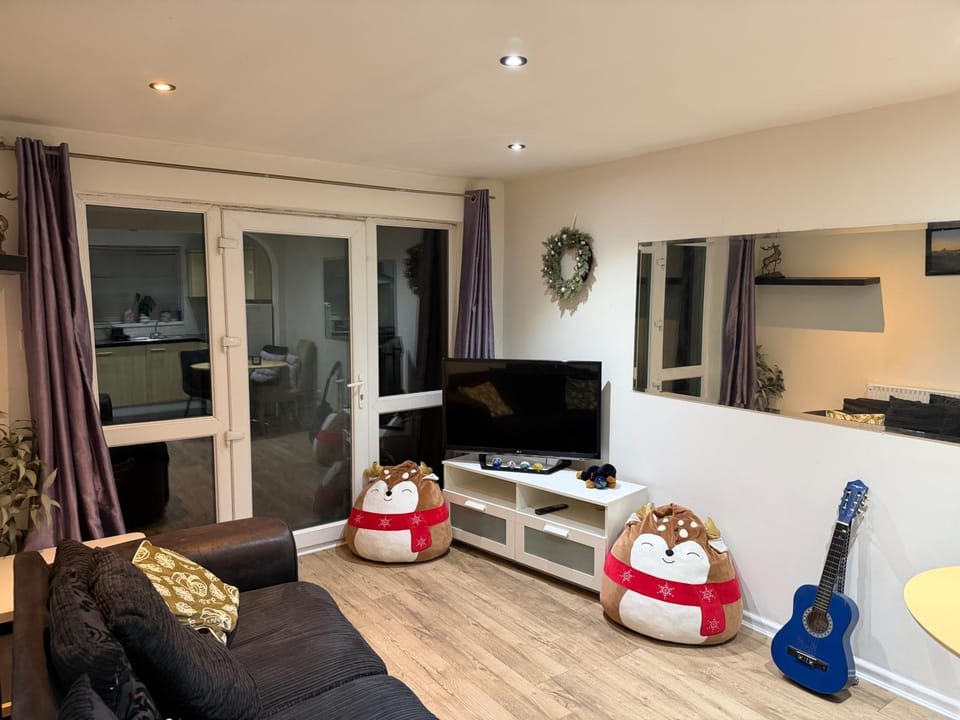 Bungalow Sleeps 4 with Free Parking and Garden House in Manchester