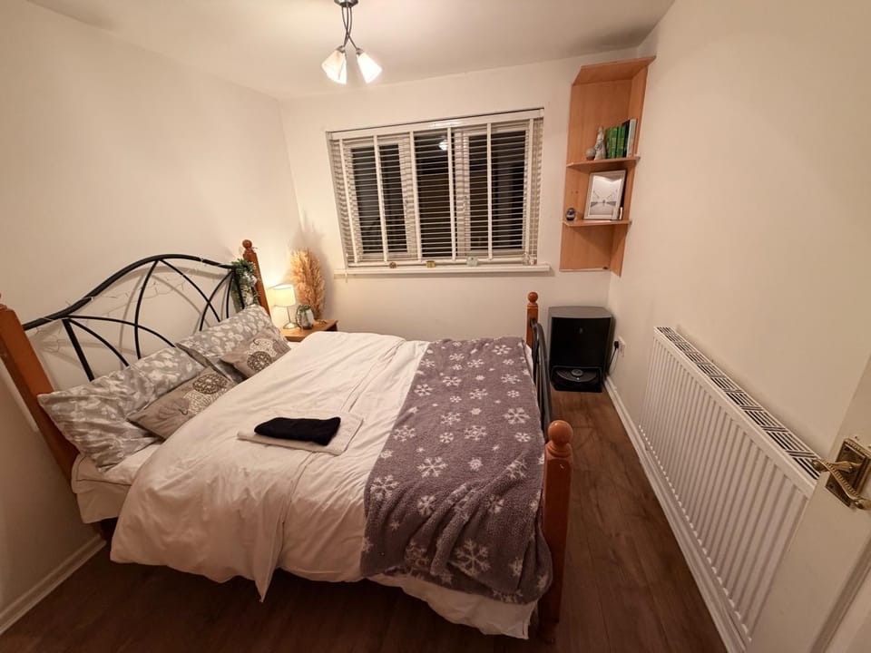 Bungalow Sleeps 4 with Free Parking and Garden House in Manchester