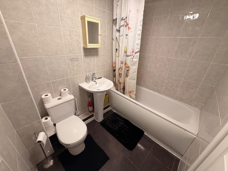 Bungalow Sleeps 4 with Free Parking and Garden House in Manchester