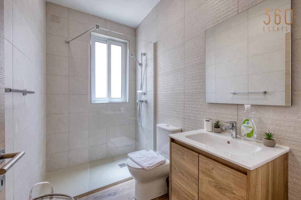 Shower, Toilet, Bathroom, Bath, towels