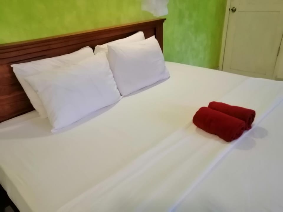 Bed, Bedroom, towels